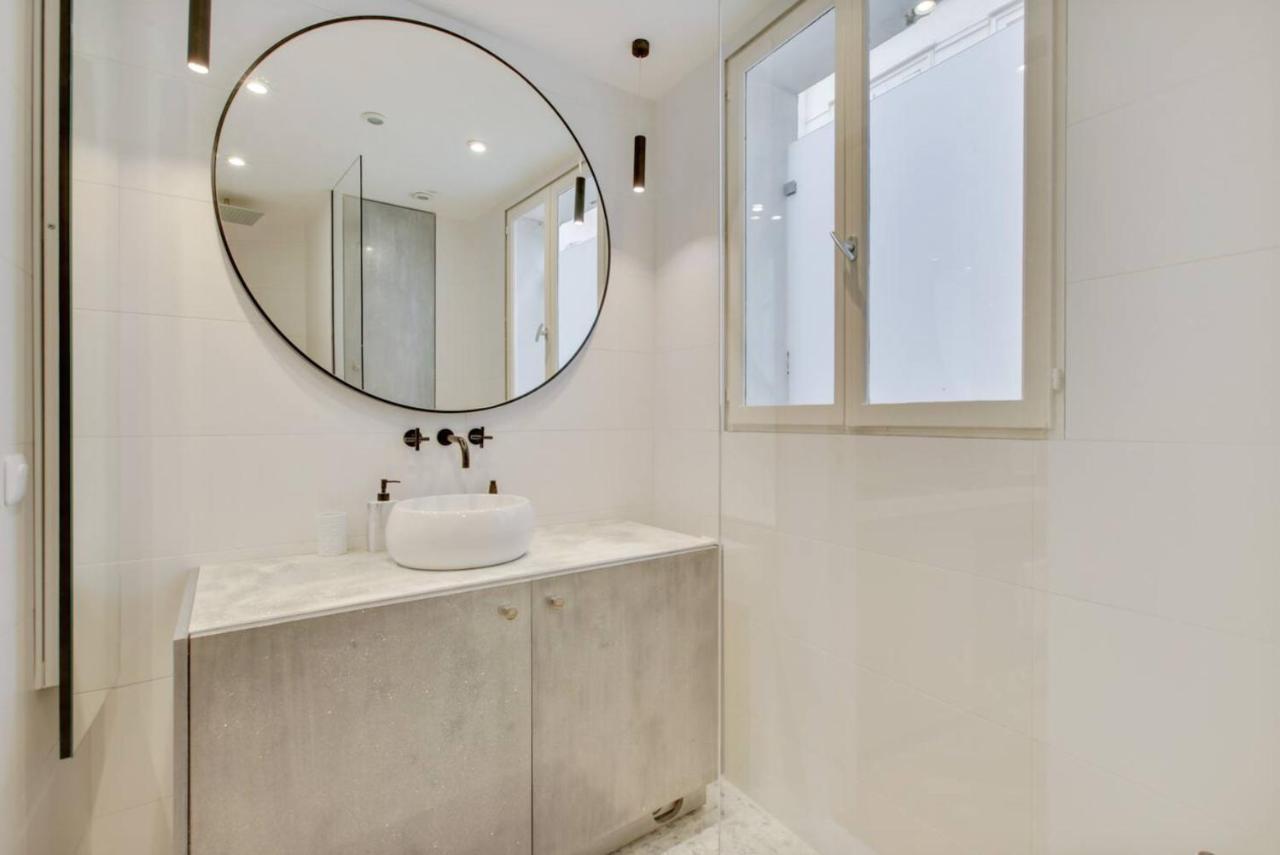 Refurbished Design Flat -near Champs-elysees * Parijs